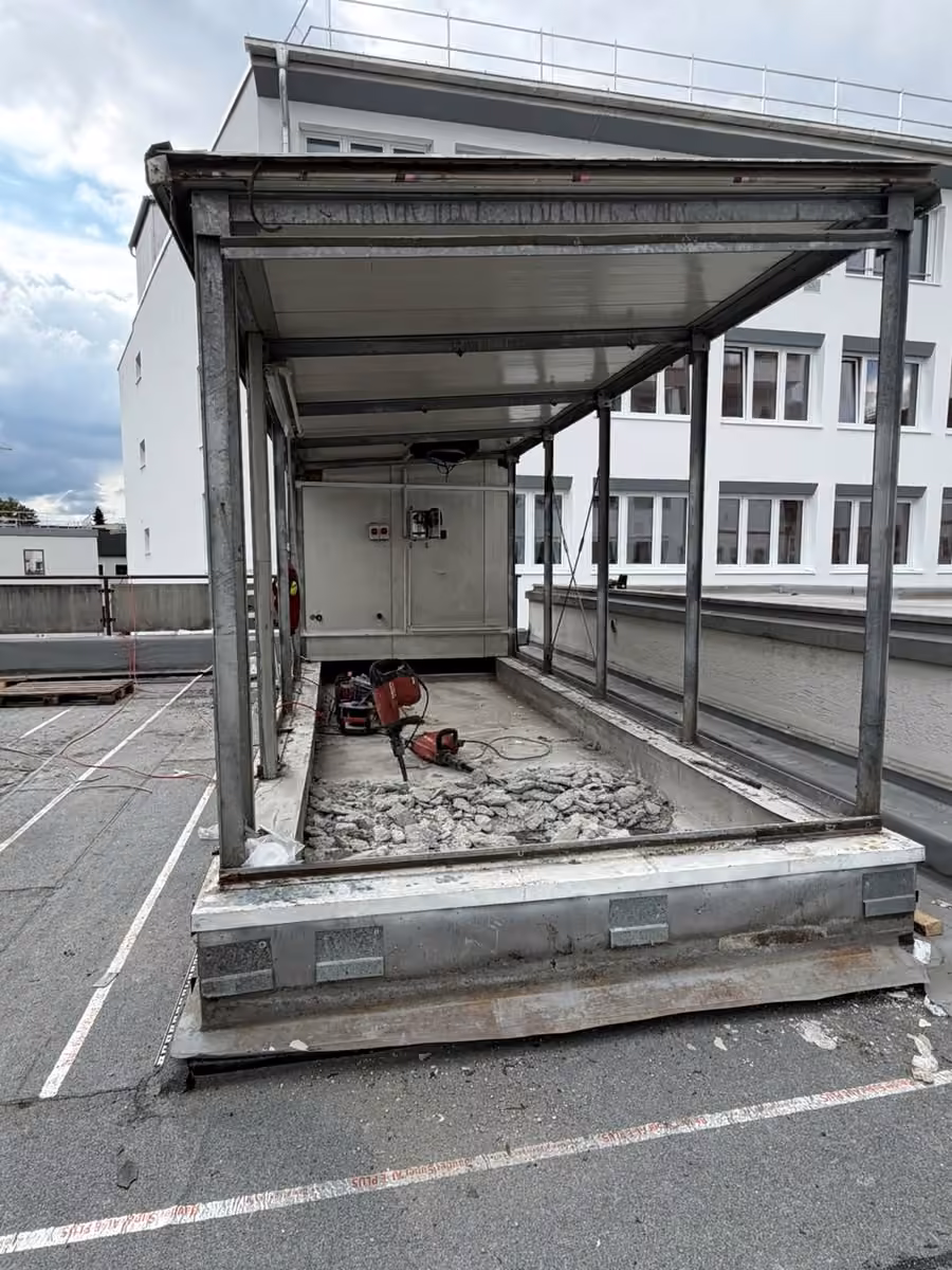Rückbau auf einem Flachdach mit Bauschutt und Bohrhammer